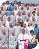2009年8月27日洪總主教帶領各修會修女前往弘誓佛學院，與法師們進行宗教交談，結束後於院內合影